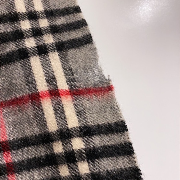 Authentic Burberry London 100% Cashmere Scarf - Picture 8 of 8